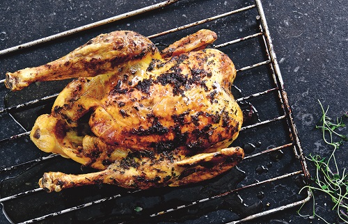 Helstekt majskyckling med rostade rotfrukter och steksky